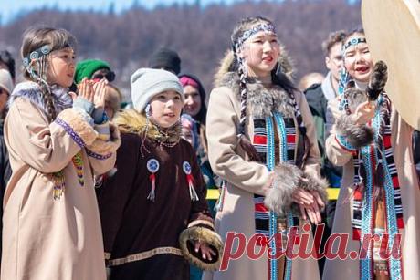 В России стартовал первый съезд учителей языков и литературы народов Севера. В Якутии начался первый съезд учителей языков и литературы народов Севера. По данным ТАСС, мероприятие продлится до 14 декабря, в ходе него будет обобщена практика преподавания родных языков. В частности, участники посетят курсы повышения квалификации, лекции и тематические выставки.