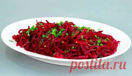 Не ожидала, что простой салат со свёклой будет такой вкусный | Рукоделочка | Яндекс Дзен&gt;&gt;&gt;- 1 крупная свёкла;
- 2 средних маринованных огурца;
- 1 средняя луковица;
- 30 мл. огуречного рассола;
- 1 зубчик чеснока;
- немного растительного масла;
- зелень, специи.