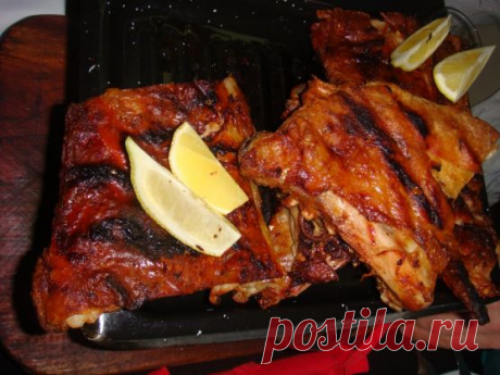 Асадо Асадо &ndash; главное блюдо Аргентины: говяжьи ребра (или целая туша теленка), жаренные на углях. У нас летом можно приготовить телятину на мангале, а зимой &ndash; в духовке. Не теленок, конечно, но зато с соусом чимичурри, как и положено.