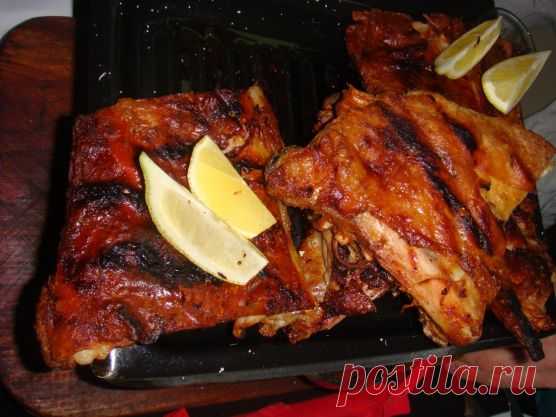 Асадо Асадо – главное блюдо Аргентины: говяжьи ребра (или целая туша теленка), жаренные на углях. У нас летом можно приготовить телятину на мангале, а зимой – в духовке. Не теленок, конечно, но зато с соусом чимичурри, как и положено.