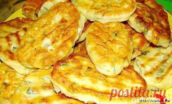 Самые ленивые пирожки с яйцом и зелёным луком за 10 минут. 
=Любимые пирожки и оладьи в одном флаконе! Вкус – потрясающий, готовка – моментальная!
=Ингредиенты:
— Яйца — 2 шт. сырых и 2 шт. варёных
— Кефир — 0,5 л
— Сметана — 0,5 стакана
— Соль, перец — по вкусу
— Мука
— Разрыхлитель теста
— Зеленый лук