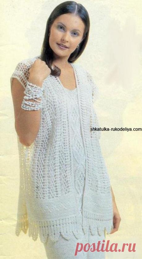 Жилет с зубчатой каймой крючком.