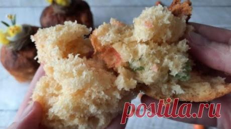 Кулич на твороге и сметане! Вкусный, воздушный и слегка влажный мякиш! Ингредиенты: Опара: Тёплое молоко - 110 г Сырые дрожжи - 23 г Сахар - 1 ст л Мука - 1 ст. л Тесто: Творог - 200 г Яйца - 2 шт Сметана 20% - 100 г Соль - 1/4 ч л Сахар - 180 г Ванильный сахар - 1 пакетик Мука - 600 г Сливочное масло - 100 г Цукаты 200 г + 1 ст л муки Процесс приготовления: 1. Залить