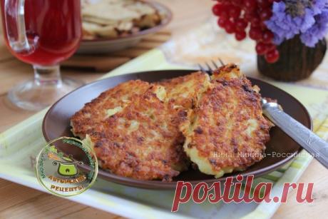 ДРАНИКИ С СЫРОМ
#glutenfree#КартофельныеДраники

автор Нина Минина-Россинская
Картофель замечательно сочетается по вкусу с разными сырами. Если вы любитель драников, то для разнообразия добавьте в них сыр. Драники с сыром могут быть самостоятельным блюдом или гарниром. Очень вкусны со сметаной!
Если готовите небольшое количество драников, то натрите картофель вручную, а если планируется их огромное количество, то берите в помощники блендер. Покажу оба варианта!
Драники мож...