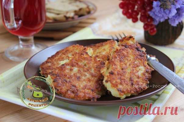 ДРАНИКИ С СЫРОМ
#glutenfree#КартофельныеДраники

автор Нина Минина-Россинская
Картофель замечательно сочетается по вкусу с разными сырами. Если вы любитель драников, то для разнообразия добавьте в них сыр. Драники с сыром могут быть самостоятельным блюдом или гарниром. Очень вкусны со сметаной!
Если готовите небольшое количество драников, то натрите картофель вручную, а если планируется их огромное количество, то берите в помощники блендер. Покажу оба варианта!
Драники мож...
