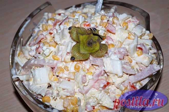 Готовим салат закусочный - очень вкусный и сочный салат, с самыми распространенными ингредиентами, которые имеются у каждого дома, а при их отсутствии (всякое ведь бывает), потратив небольшую сумму денег спокойно покупаем их в близлежащем магазине. Салат закусочный готовится быстро и совсем не сложно. Обязательно попробуйте.