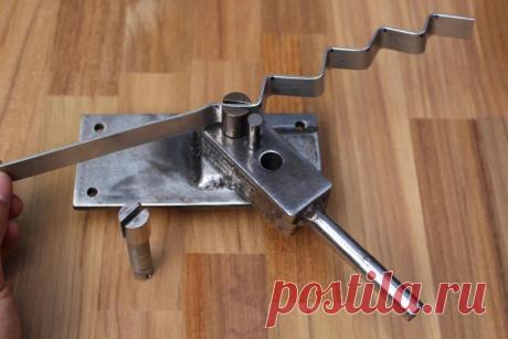 Инструмент для гибки металлической полосы Конкретно, это гибочное приспособление мастер, сделал для гибки полосы из нержавейки, это нужно ему для работы. Выставив нужный угол и длину, можно получить полосу с определенным «рисунком». Инструменты и материалы:-Металлическая пластина;-Металлический стержень;-Сварочное оборудование;-Токарный