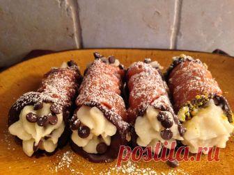 Канноли - как приготовить итальянский десерт в домашних условиях Если спросить итальянца, какая их самая любимая выпечка, он без сомнения ответит - Канноли! Этот десерт 