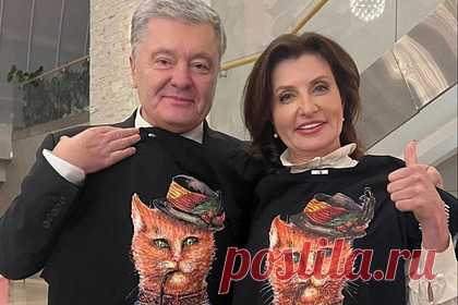 Порошенко с женой снялись с одинаковыми футболками и рассмешили подписчиков. Бывший президент Украины Петр Порошенко с женой Мариной опубликовали фото с одинаковыми футболками и рассмешили подписчиков. На размещенном в сети кадре супруги попозировали в обнимку. Пара приложила поверх одежды черные футболки с одинаковыми принтами в виде рыжего кота в шляпе с курительной трубкой во рту.