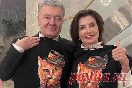 Порошенко с женой снялись с одинаковыми футболками и рассмешили подписчиков. Бывший президент Украины Петр Порошенко с женой Мариной опубликовали фото с одинаковыми футболками и рассмешили подписчиков. На размещенном в сети кадре супруги попозировали в обнимку. Пара приложила поверх одежды черные футболки с одинаковыми принтами в виде рыжего кота в шляпе с курительной трубкой во рту.