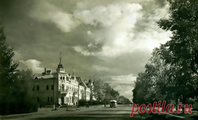 ДОМ ОФИЦЕРОВ БЕЛОГОРСКОГО ГАРНИЗОНА
г.Благовещенск 1956 г.( из Фото альбома)