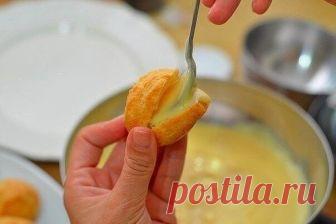 Эклеры.
Время приготовления - 15 минут
Время выпекания - 45 минут
Ингредиенты:
Масло сливочное — 100 г
Яйцо — 4 шт.
Мука — 180 г
Соль — 1/2 ч.л.
Вода — 250 мл
Заварной крем — опционально
Приготовление:
1. Подготовить ингредиенты.
2. Доведите воду до кипения, растопите в воде масло и добавьте соль.
3. Добавьте туда муку. Тщательно перемешайте деревянной лопаткой.
4. Как только тесто начнет отходить от стенок, скатается в комок, поварите его ещё пару минут и снимите с огня.
...