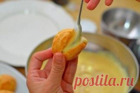 Эклеры.
Время приготовления - 15 минут
Время выпекания - 45 минут
Ингредиенты:
Масло сливочное — 100 г
Яйцо — 4 шт.
Мука — 180 г
Соль — 1/2 ч.л.
Вода — 250 мл
Заварной крем — опционально
Приготовление:
1. Подготовить ингредиенты.
2. Доведите воду до кипения, растопите в воде масло и добавьте соль.
3. Добавьте туда муку. Тщательно перемешайте деревянной лопаткой.
4. Как только тесто начнет отходить от стенок, скатается в комок, поварите его ещё пару минут и снимите с огня.
...