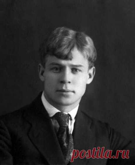 Сергей Есенин
Вы помните,
Вы всё, конечно, помните,
Как я стоял,
Приблизившись к стене,
Взволновано ходили вы по комнате
И что-то резкое
В лицо бросали мне.
Вы говорили:
Нам пора расстаться,
Что вас измучила
Моя шальная жизнь,
Что вам пора за дело приниматься,
А мой удел —
Катиться дальше вниз.
Любимая!
Меня вы не любили.
Не знали вы, что в сонмище людском
Я был, как лошадь, загнанная в мыле,
Пришпоренная смелым ездоком.
Не знали вы,
Что я в сплошном дыму,
В развороченном бурей быте
С того и