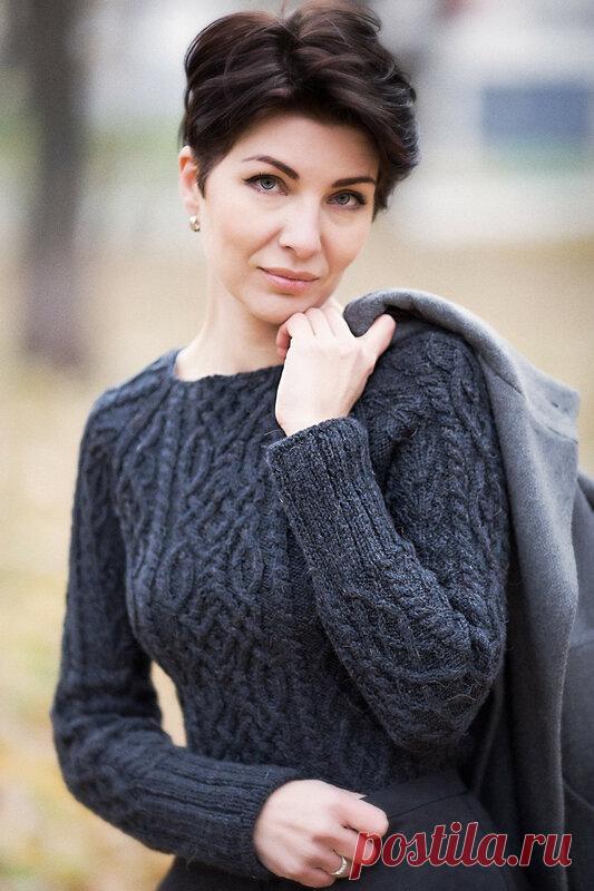 Готовим шапки летом... и свитера тоже! Всем привет! Это снова я. С шерстью. Сумасшедшей и кусачей :) Лето было малорезультативным, ибо отпуск, работа, куча каких-то дел. И вязалось мало. Плюс этот нижеобозначенный на картинке свитер угнетал меня еще с весны своим укором недовязанности в наших отношениях :) Вообще, изначально, это было…