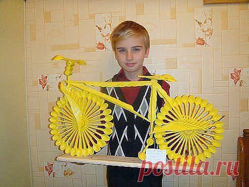 СДЕЛАЛ МАЛЬЧИК ИЗ ПЛАСТМАССОВЫХ ЛОЖЕК.