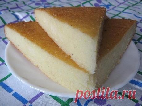 Манник

Продукты:
3 яица
1 стакан манной крупы
1 стакан сметаны
1 стакан сахара
1/2 ч. л. соды

Приготовление:

Яица взбить с сахаром, добавить манку, сметану, в которой развести чуть соды. Тесто получается как на оладьи, вылить в смазанную маслом форму и выпекать при 160-180 гр., минут 50-60.

А ещё в тесто можно добавить изюм, орехи, мак (по желанию).

Подавать со сгущёнкой, фруктовым сиропом или вареньем.