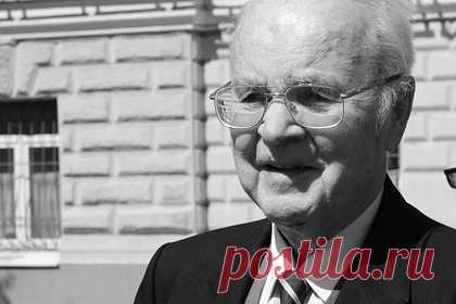 Умер известный российский журналист-международник Всеволод Овчинников. На 95-м году жизни скончался известный советский и российский журналист-международник Всеволод Овчинников. Он 40 лет проработал в газете «Правда», а также вел на советском и российском телевидении программу «Международная панорама». В последние годы Овчинников работал в «Российской газете».