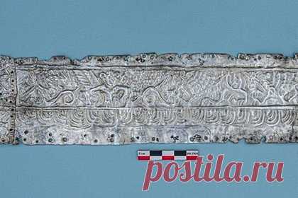 Археологи нашли под Воронежем уникальную полуобнаженную богиню скифов. В Острогожском районе Воронежской области археологи нашли уникальную полуобнаженную богиню скифов на серебряной накладке. Ученые полагают, что это Аргимпаса — покровительница животного и человеческого плодородия. В рамках экспедиции к курганному могильнику раскопками занимались археологи ИА РАН и активисты ГАУГН.