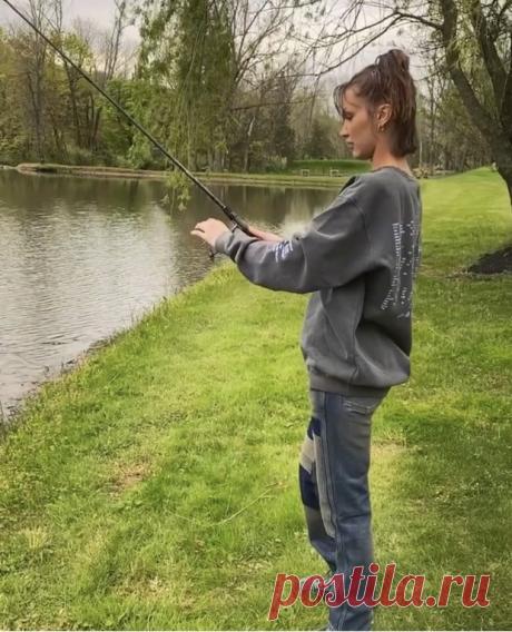 Всего одни джинсы, которые помогут вам стильно выглядеть за городом. Белла Хадид, неожиданно, на рыбалке