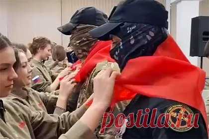 Наемники ЧВК «Вагнер» приехали к детям в «Артек». Наемники частной военной компании «Вагнер» посетили детский лагерь «Артек» в Крыму, а также пообщались с подростками. На опубликованной видеозаписи на мужчин надели красные артековские галстуки. Также сотрудникам ЧВК аплодировали и скандировали: «Спасибо!». Вагнеровцы оставили запись в книге почетных гостей.