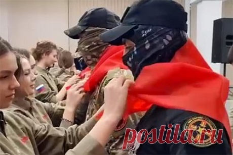 Наемники ЧВК «Вагнер» приехали к детям в «Артек». Наемники частной военной компании «Вагнер» посетили детский лагерь «Артек» в Крыму, а также пообщались с подростками. На опубликованной видеозаписи на мужчин надели красные артековские галстуки. Также сотрудникам ЧВК аплодировали и скандировали: «Спасибо!». Вагнеровцы оставили запись в книге почетных гостей.