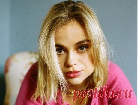 Платье-ночнушка и кроссовки: самая красивая монаршая особа Британии удивила нарядом