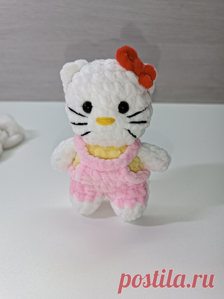 PDF Кошечка Hello Kitty крючком. FREE crochet pattern; Аmigurumi animal patterns. Амигуруми схемы и описания на русском. Вязаные игрушки и поделки своими руками #amimore - маленькая кошечка Хелло Китти из плюшевой пряжи, плюшевая кошка Hello Kitty, котик, котёнок, кот.