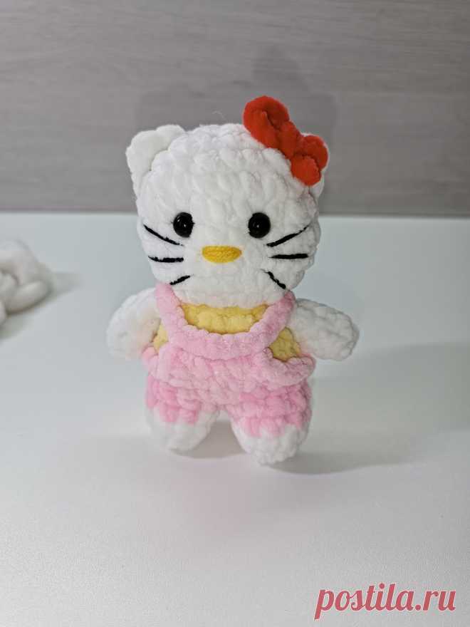 PDF Кошечка Hello Kitty крючком. FREE crochet pattern; Аmigurumi animal patterns. Амигуруми схемы и описания на русском. Вязаные игрушки и поделки своими руками #amimore - маленькая кошечка Хелло Китти из плюшевой пряжи, плюшевая кошка Hello Kitty, котик, котёнок, кот.