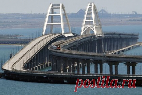 Хуснуллин рассказал о не подлежащей восстановлению части Крымского моста. Один пролет автодорожной части Крымского моста не подлежит восстановлению. Об этом рассказал вице-премьер России Марат Хуснуллин. Кроме того, отметил он, незначительные повреждения есть также на одном пути железнодорожной части моста.