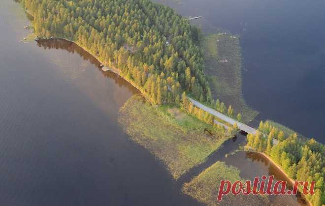 Популярная наука На фото – самая короткая река в мире. Река Куоканьоки в Финляндии считается самой короткой в мире. Ее длина - 3,5 метра, глубина - 1,5 метра. Река соединяет два озера - Сумяйнен и Кейтеле. И несмотря на небольшую длину, через эту реку проложен мост.