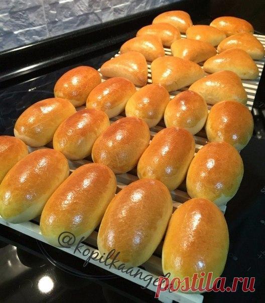 Любимый рецепт дрожжевого теста для печёных пирожков, пирогов, булочек и т.п.

Ингредиенты (на 20 - 25 пирожков): 
Мука - 500 г.(у вас может уйти чуть больше или меньше, т.к мука везде разная) 
Сухие дрожжи - 1,5 ч. ложки (8 г) 
Сахар - 1 ст. ложка 
Соль - 1 ч. ложка 
Молоко - 300 мл 
Яйцо - 1 шт (я кладу 2-3 желтка) 
Сливочное масло - 50 г (можно заменить растительным) 
Растительное масло (для замеса теста) - 2 ст ложки 

Приготовление. 
Готовим дрожжевую болтушку. 
Раств...