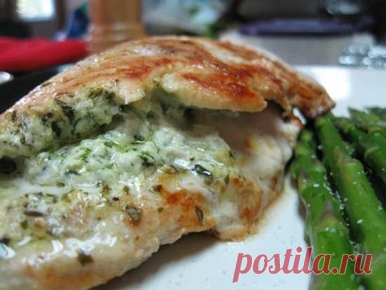 Куриная грудка, запеченная в сметане 

Ингредиенты: 
Куриная грудка — 1 шт Помидор — 2-3 шт Луковица — 1 шт Сметана — 100 гр Чеснок — 1-2 зубчиков Горчица — 1 ч. ложка Сок лимона — 1 ч. ложка Специи для курицы — по вкусу Соль, перец, пап…