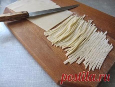 "Домашняя яичная лапша"

Ингредиенты:
- 1 яйцо,
- 200 г муки,
- щепотка соли.

Приготовление.
1. Просейте муку на стол, сделайте в центре углубление. В углубление влейте яйцо и посолите.
2. Замесите крутое тесто. Если тесто очень мягкое, то, скорее всего, оно будет тянуться за ножом, когда вы попытаетесь его нарезать. Добавьте немного муки на стол и продолжайте вымешивать тесто. Если на тесте образовались трещинки, значит, в тесто добавлено много муки и не хватает влаги. С...