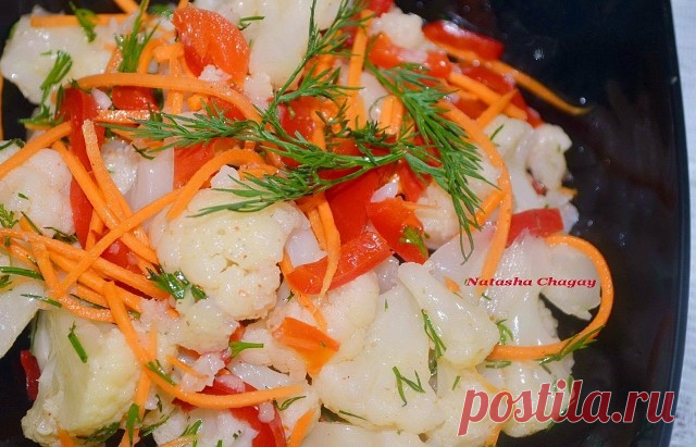 ВКУСНЕЙШАЯ МАРИНОВАННАЯ ЦВЕТНАЯ КАПУСТА. 

Ингредиенты 

Цветная капуста — 2 кочана (2 кг 200 г) 
Морковь — 2 шт. 
Болгарский перец — 2 шт. 
Чеснок — 100 гр. 
Лук репчатый — 1 шт. (большая) 
Острый перец — по 1-2 шт. на 1-литр. банку 
Укроп (зонтики), листья хрена, вишни, смородины 
Душистый перец 
Гвоздика 
Лавровый лист 
Уксус 70% 

Маринад 
На 1 литр воды — 2 ст.л. соли, 1 ч.л. сахара 

Приготовление 

1. По этому рецепту делаю капусту уже второй раз. 
2. В прошлом году...