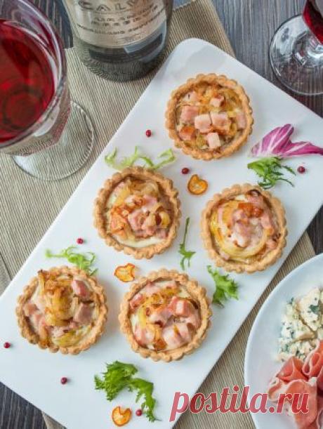 Тарталетки с ветчиной и луком на Вкусном Блоге Большие праздники уже прошли, но мне почему-то кажется, что тема закусок все равно пока актуальна. Не за горами Старый Новый год, а там и до Дня святого Валентина рукой подать. Поэтому ловите еще одну закуску. Она проста по составу, но хороша тем, что подразумевает разные варианты приготовления. Это тарталетки с…