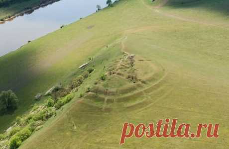 Святилище неподалёку от парка семейного отдыха Липецкой области "Кудыкина гора", расположенного на берегу р.Дон в 11 км от Задонска, у деревни Каменка.
https://artsgtu.ru/blog/tag/althistory/