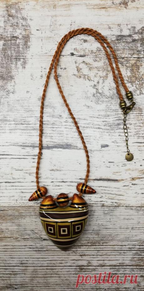 Кулон &quot;Африка&quot;. Выполнен из запекаемой полимерной глины. Полый внутри. Глянцевый лак. Цвет фурнитуры бронзовый. Шнур атласный.