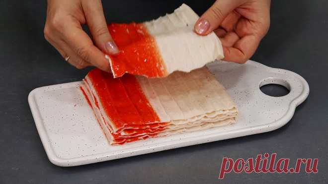 Просто разворачиваю крабовые палочки и за 10 минут собираю торт: ярко, вкусно и празднично (гости в восторге и я довольна) | Кухня наизнанку | Яндекс Дзен