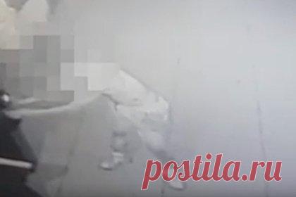 Полуголый мужчина залез в здание колледжа на юге Москвы. Полуголый пьяный мужчина разбил окно и залез в здание колледжа, расположенное во 2-м Тульском переулке на юге Москвы, позже его задержали. В ведомстве пояснили, что из учебного заведения в ночное время поступил сигнал «тревога». В колледже мужчина бегал по коридору, нецензурно выражался и угрожал охраннику.