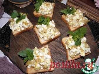 Чесночные гренки с яичным салатом - кулинарный рецепт