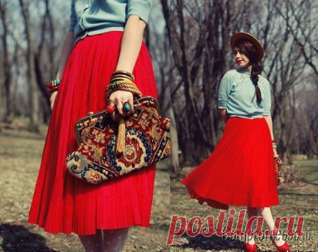 С чем носить красную юбку?
Красная юбка-солнце – довольно капризный предмет гардероба. Яркий цвет и ее игривая форма заставляют серьезно думать над подходящей комбинацией. Традиционным верхом считается шифоновый топ сливочных или голубых оттенков. Уместно смотрятся кашемировые и трикотажные блейзеры с бело-черными топами. Смелое, но очень модное решение – джинсовая рубашка, заправленная в юбку-солнце.