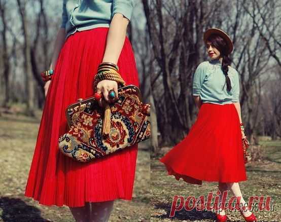 С чем носить красную юбку?
Красная юбка-солнце – довольно капризный предмет гардероба. Яркий цвет и ее игривая форма заставляют серьезно думать над подходящей комбинацией. Традиционным верхом считается шифоновый топ сливочных или голубых оттенков. Уместно смотрятся кашемировые и трикотажные блейзеры с бело-черными топами. Смелое, но очень модное решение – джинсовая рубашка, заправленная в юбку-солнце.