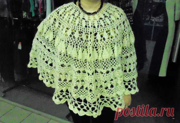 Вязаная крючком ажурная пелерина