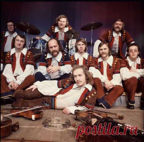 1 сентября - День рождения белорусского ансамбля «Песняры»
История «Песняров» началась в 1965 году, когда армейская служба в Краснознаменном Белорусском военном округе свела четверых музыкантов – Владимира Мулявина, Леонида Тышко, Владислава Мисевича и Валерия Яшкина.