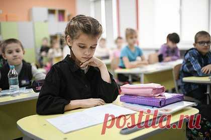Госдума приняла законопроект о запрете телефонов на уроках в школе. Госдума приняла в третьем чтении законопроект о запрете телефонов на уроках в школе, в том числе в образовательных целях. Исключением станут экстренные ситуации, при возникновении которых здоровью учителей и детей будет грозить опасность. Помимо этого, с 1 сентября 2024 года урок труда в школах станет обязательным.