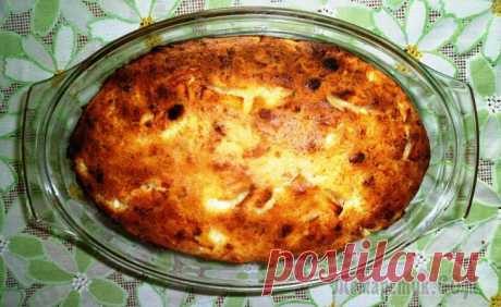 Творожная запеканка с изюмом и яблоком