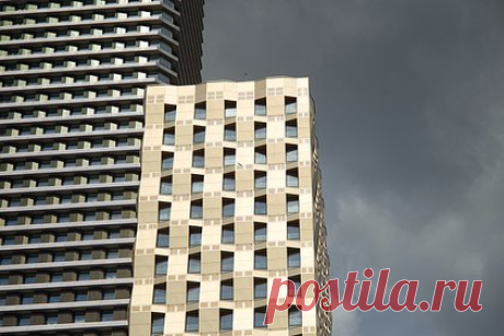 Россиянам рассказали о возможности снижения цен на жилье. Для застройщиков будет некритично снизить цены на жилье на десять процентов. О такой возможности россиянам рассказал член Российской гильдии риелторов Константин Барсуков, его слова передает NEWS.ru. Специалист подчеркнул необходимость различать ситуации, когда застройщики хотят субсидировать ставку и когда нет.