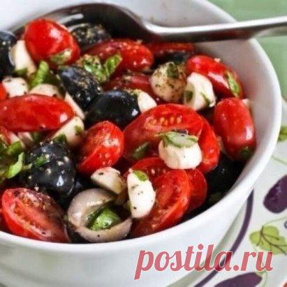 Салат из помидоров, моцареллы и базилика с горчичной заправкой
 70.21 ккал/100 г  Б/Ж/У: 3.02 / 5.82 / 3.23 
Ингредиенты:
помидоры - 3-4 шт
помидоры черри - 5-6 шт
сыр моцарелла - 70 гр
листья базилика - 1 ст.л
пара оливок или маслин для украшения
для заправки:
уксус винный красный - 1,5 ч.л
горчица дижонская - по вкусу
соль - по вкусу
перец черный молотый - по вкусу
масло оливковое - 1 ст.л
Приготовление:
Смешайте уксус, горчицу, соль и перец в большой миске и, взбивая, введите пост