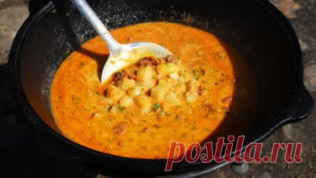 Сырный суп с копчеными колбасками в казане на костре | СЕНЯ В ДЕЛЕ | Дзен